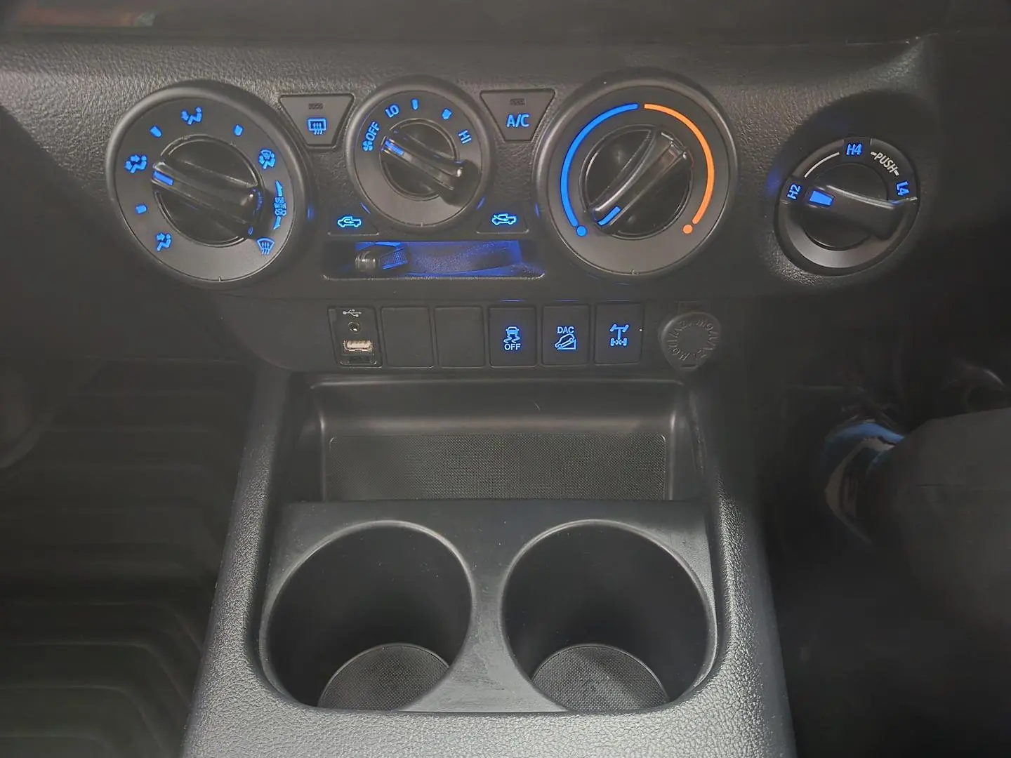 2019 Toyota Hilux Gallery Image 29