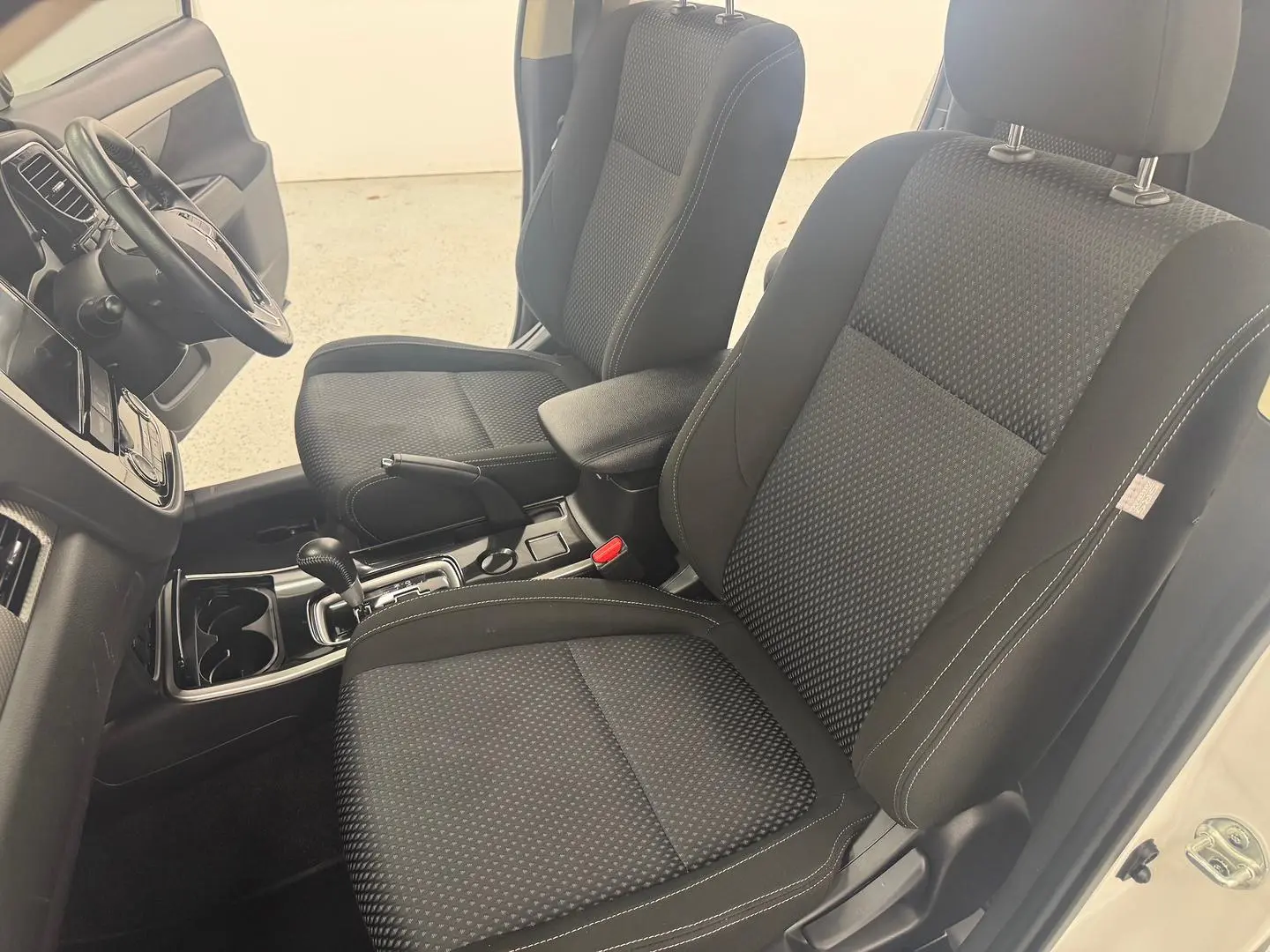 2018 Mitsubishi Outlander Gallery Image 27