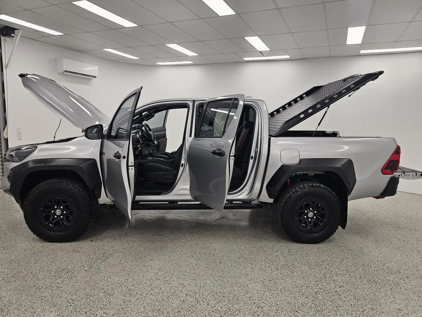 2025 Toyota Hilux Gallery Image 10