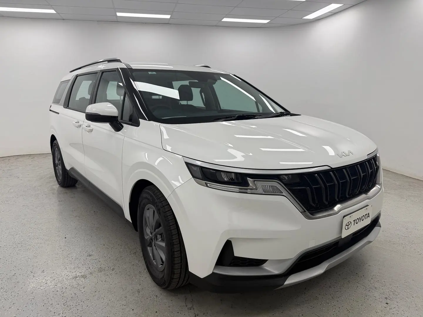 2023 Kia Carnival Gallery Image 1