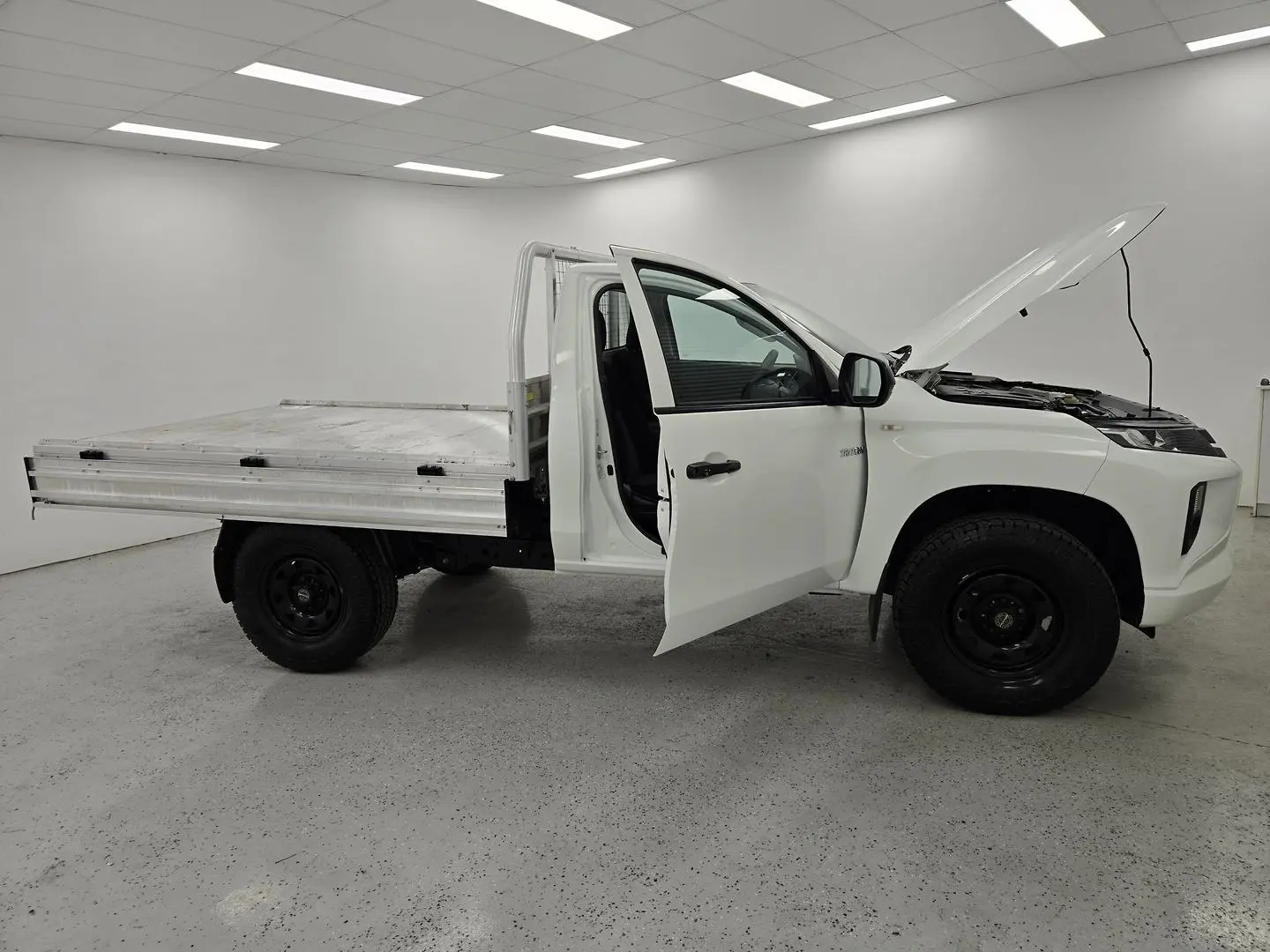 2021 Mitsubishi Triton Gallery Image 9