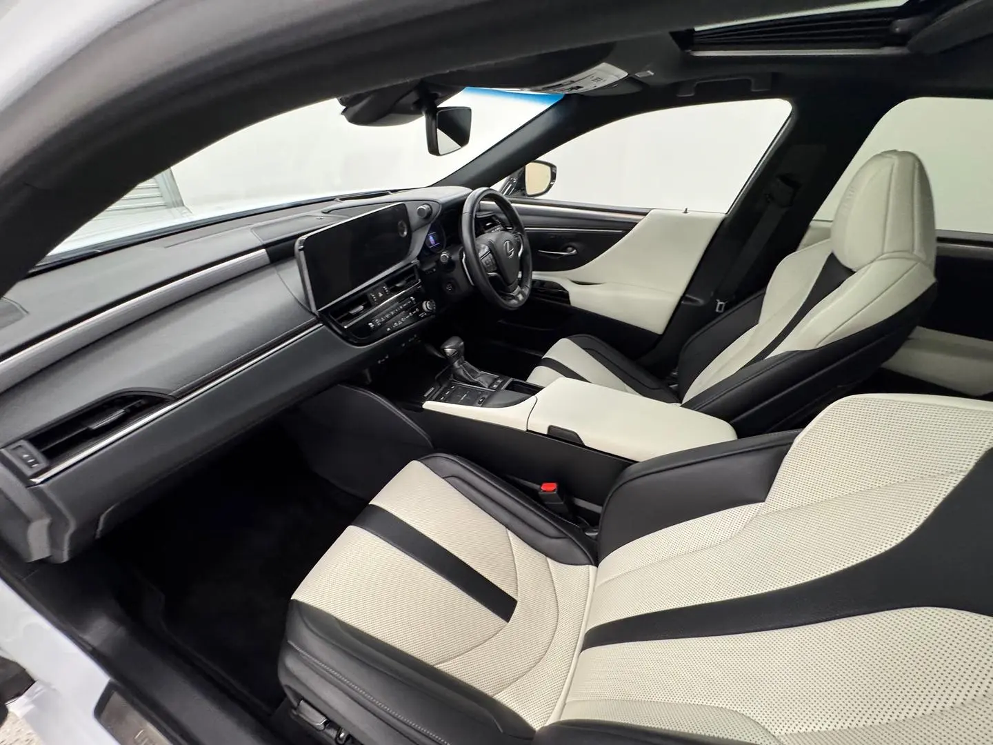 2022 Lexus ES Gallery Image 29
