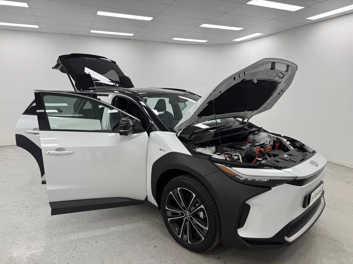 2025 Toyota bZ4X Gallery Image 18