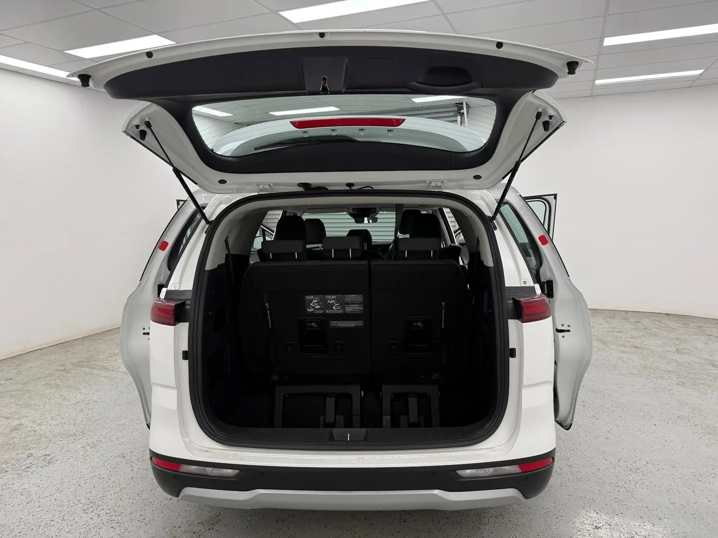 2023 Kia Carnival Gallery Image 12