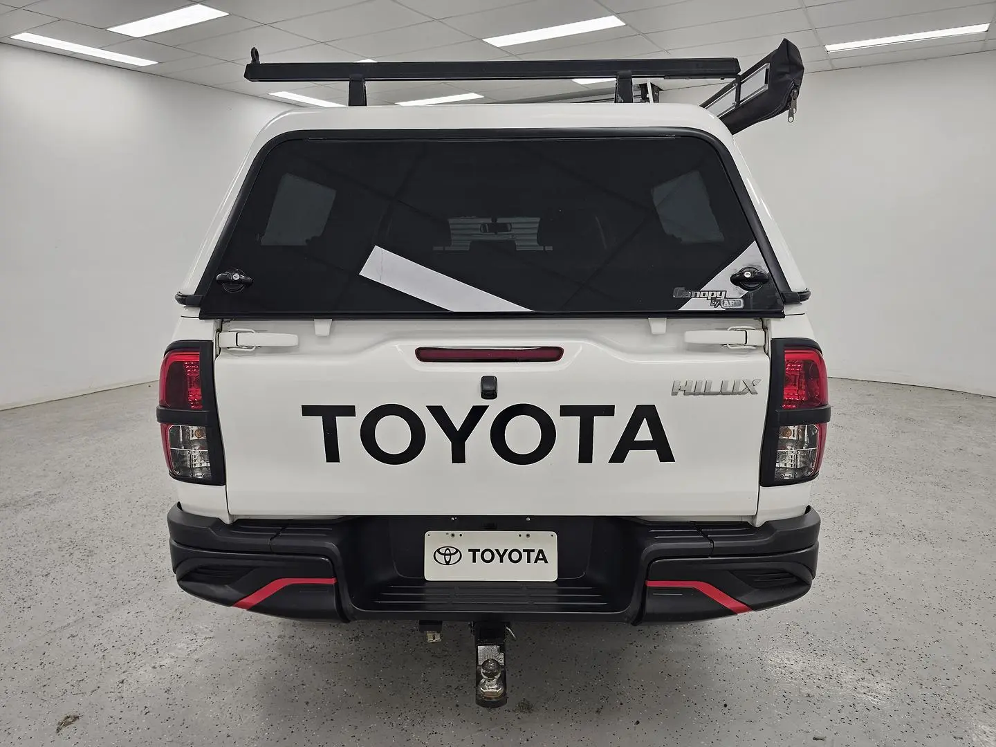 2015 Toyota Hilux Gallery Image 4