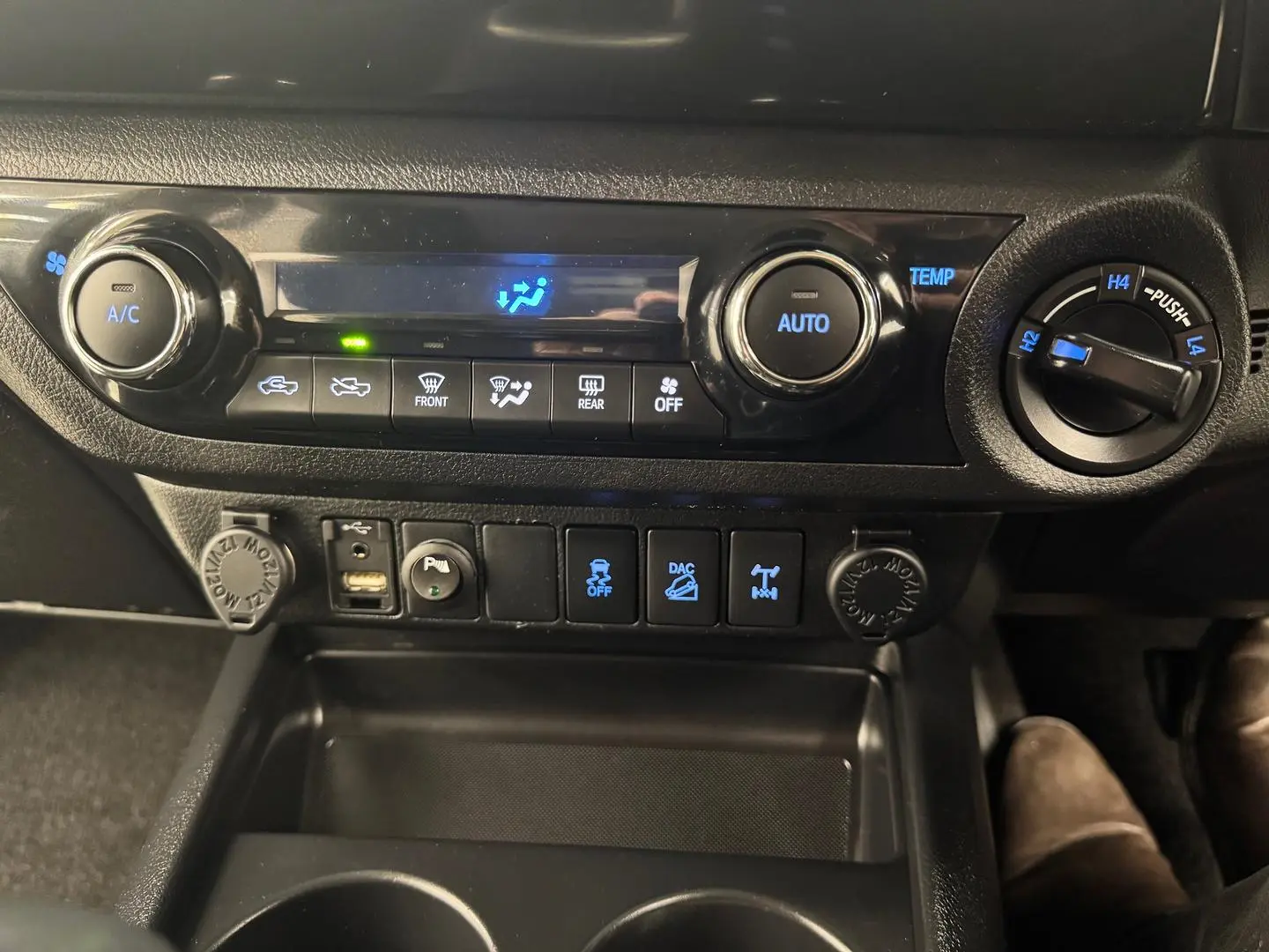 2018 Toyota Hilux Gallery Image 24