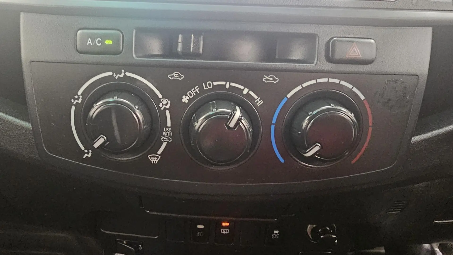 2015 Toyota Hilux Gallery Image 32