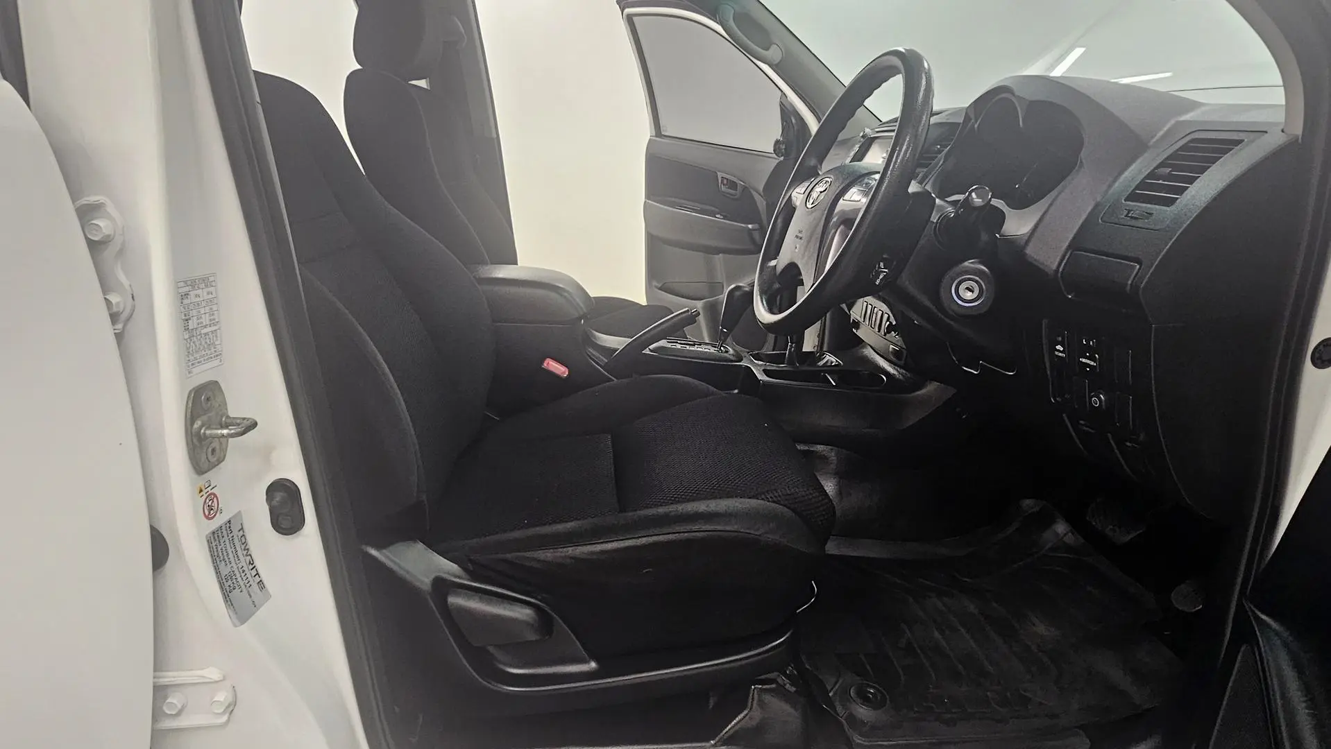 2015 Toyota Hilux Gallery Image 23