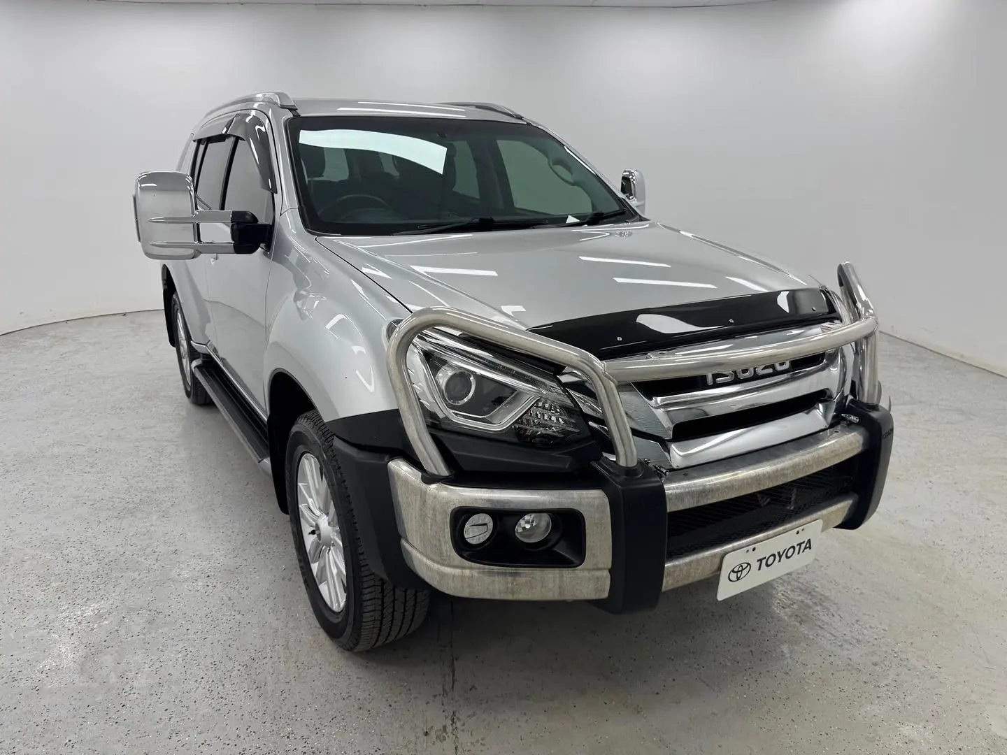 2018 Isuzu MU-X Gallery Image 1