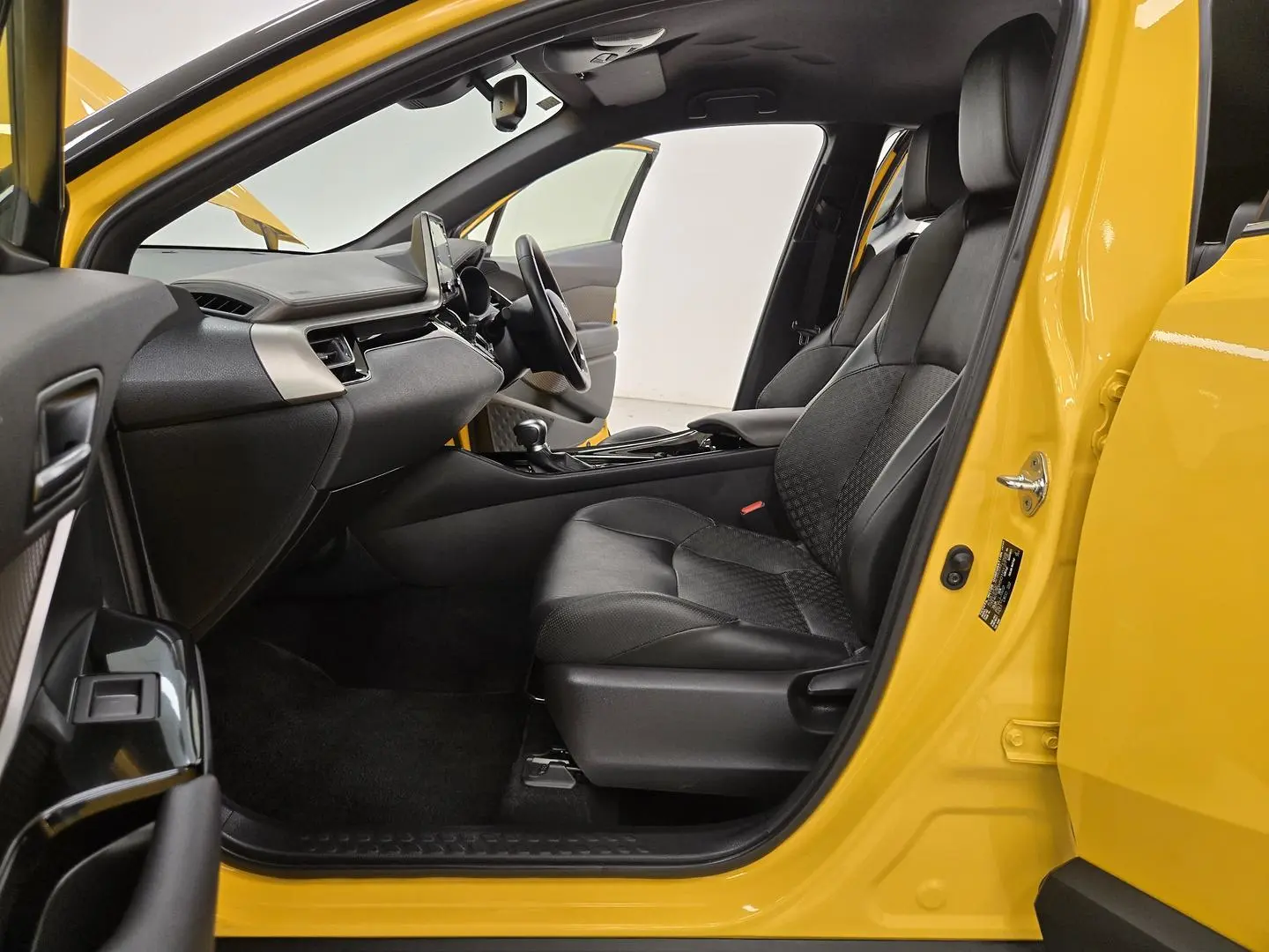 2022 Toyota C-HR Gallery Image 18