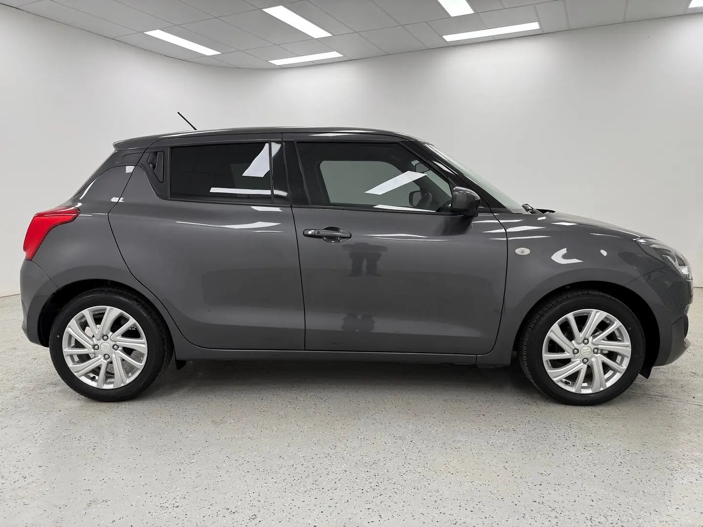 2023 Suzuki Swift Gallery Image 2