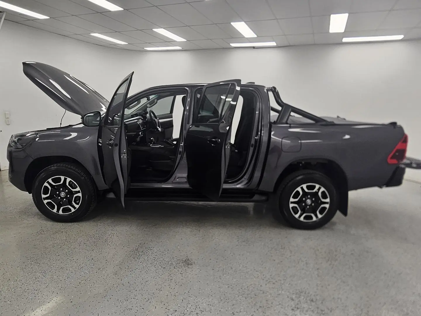 2024 Toyota Hilux Gallery Image 13