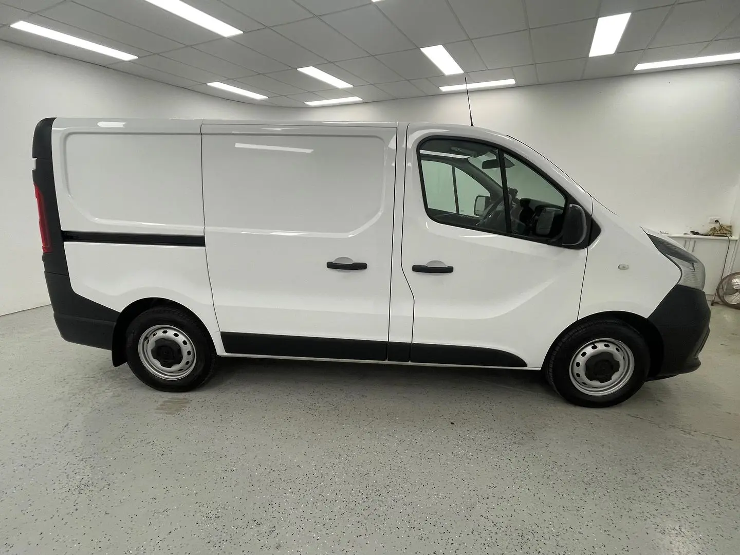 2021 Mitsubishi Express Gallery Image 2