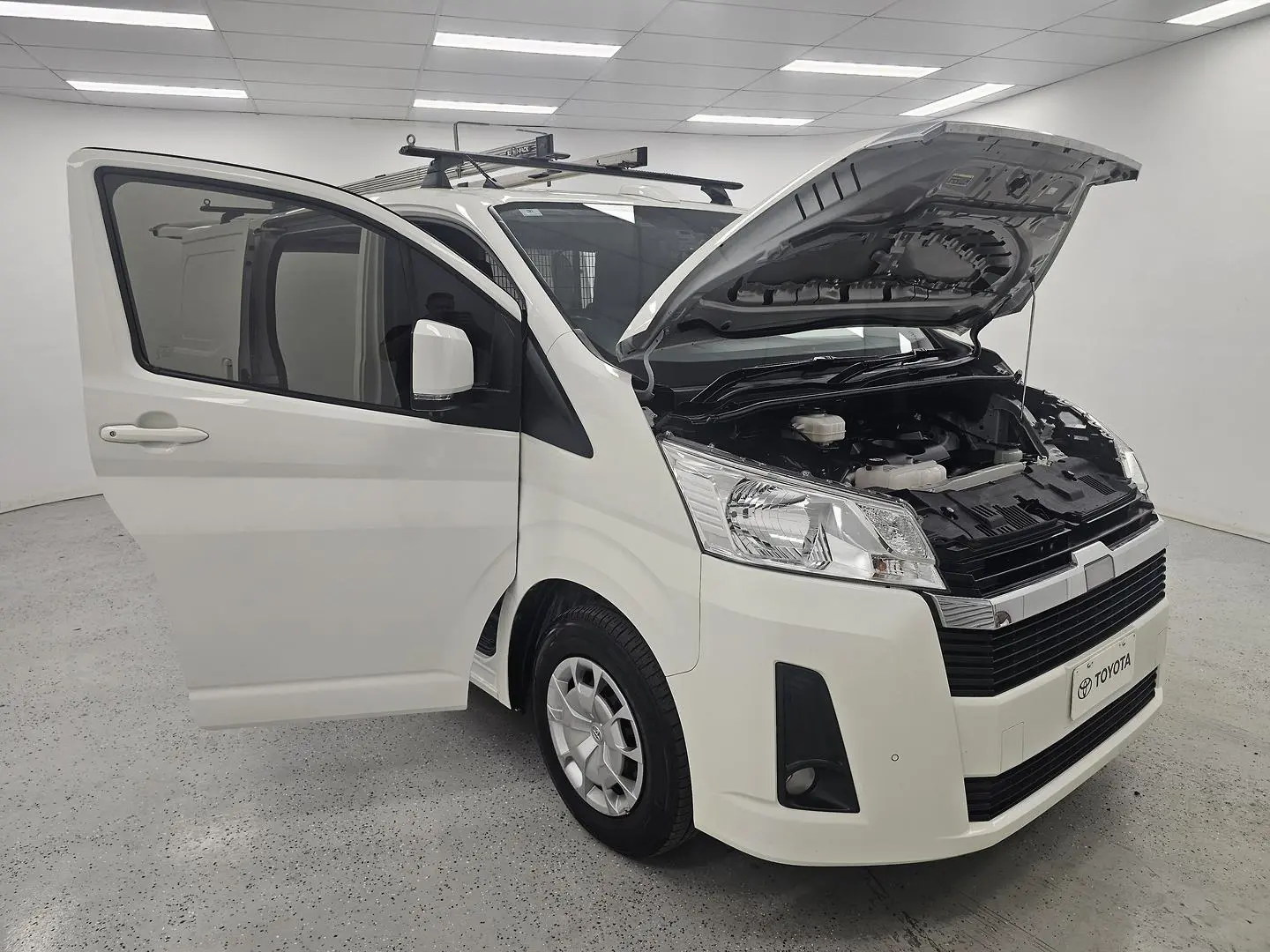 2022 Toyota Hiace Gallery Image 24