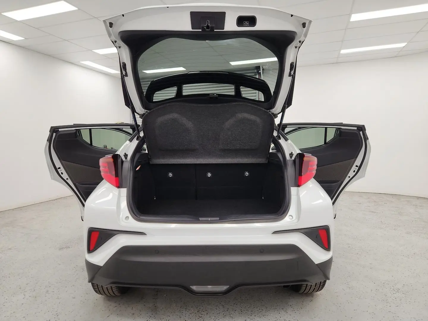 2022 Toyota C-HR Gallery Image 11