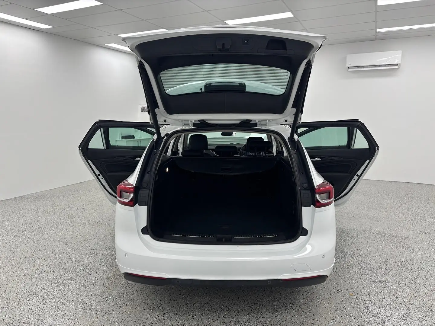 2018 Holden Commodore Gallery Image 11