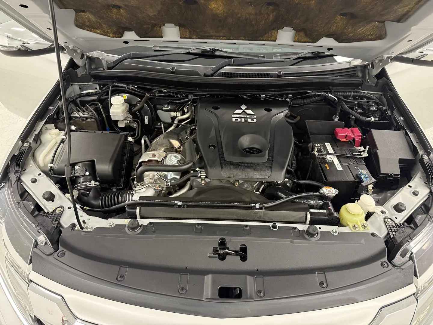 2016 Mitsubishi Pajero Sport Gallery Image 19