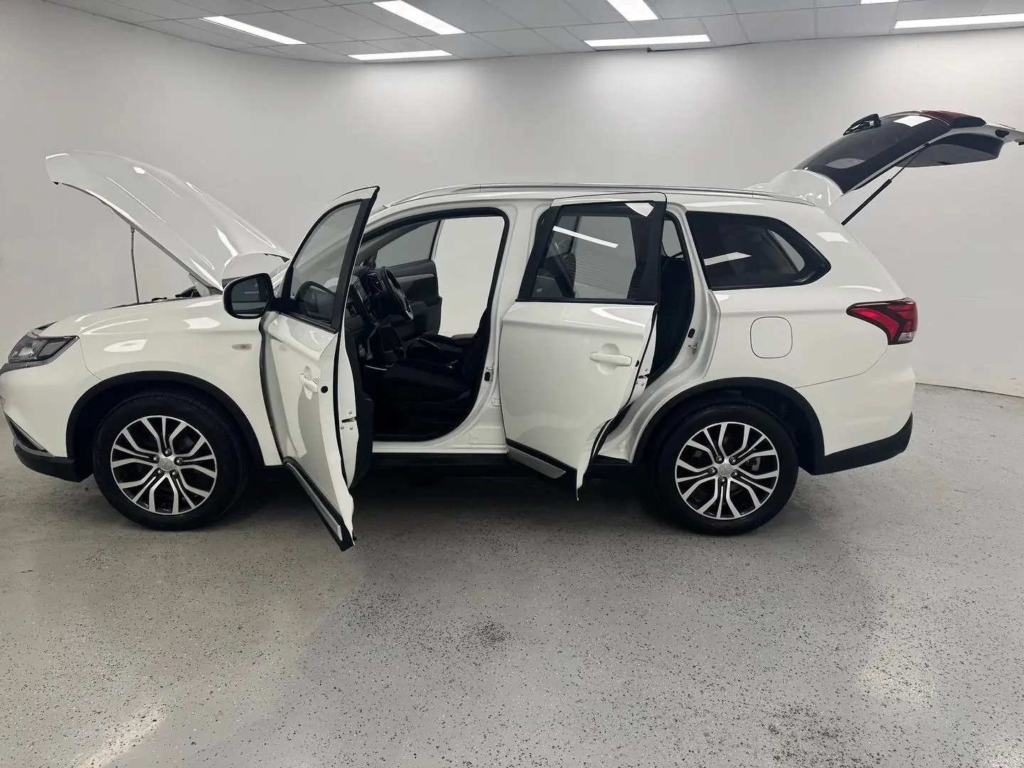 2018 Mitsubishi Outlander Gallery Image 12