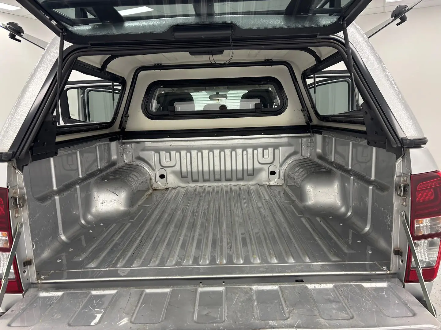 2017 Isuzu D-MAX Gallery Image 21