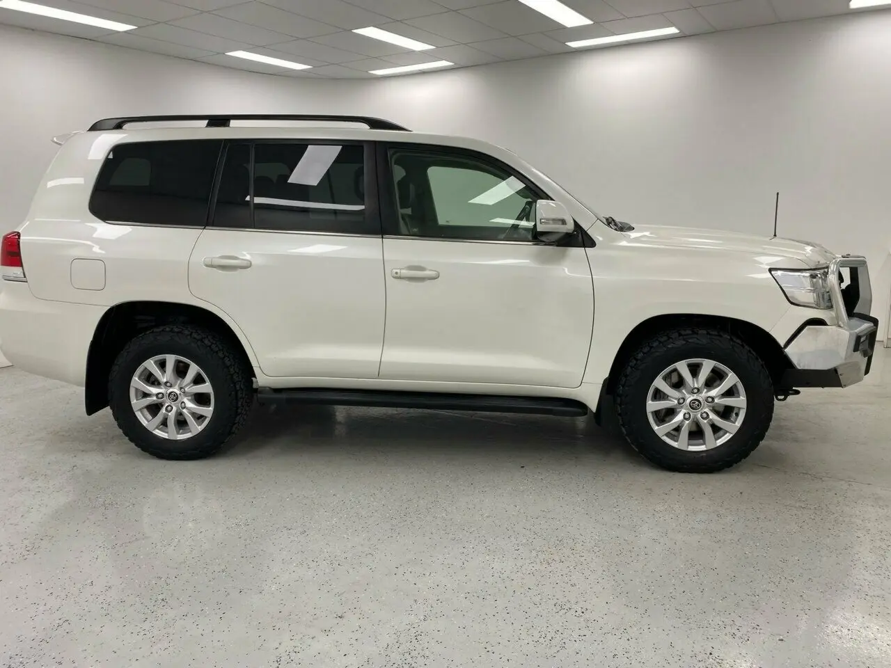 2016 Toyota Landcruiser Image 2