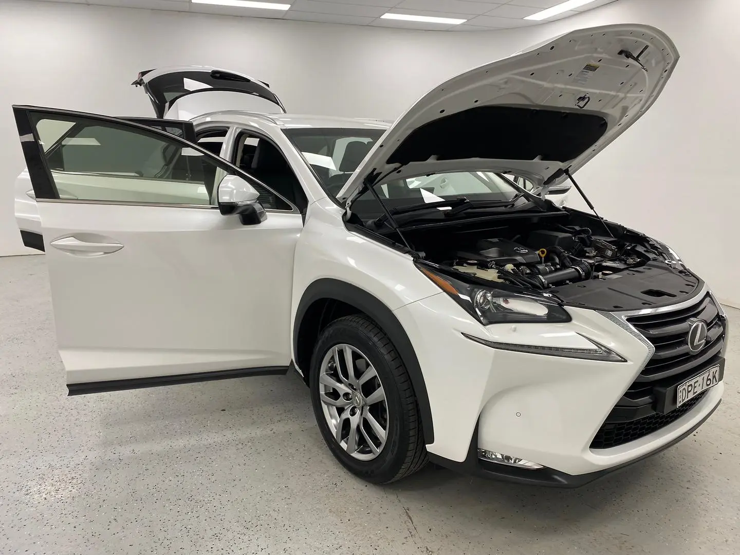 2017 Lexus NX Image 9