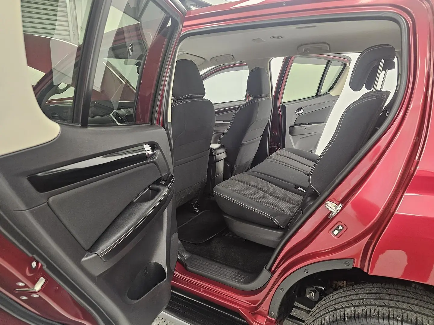 2020 Isuzu MU-X Gallery Image 13