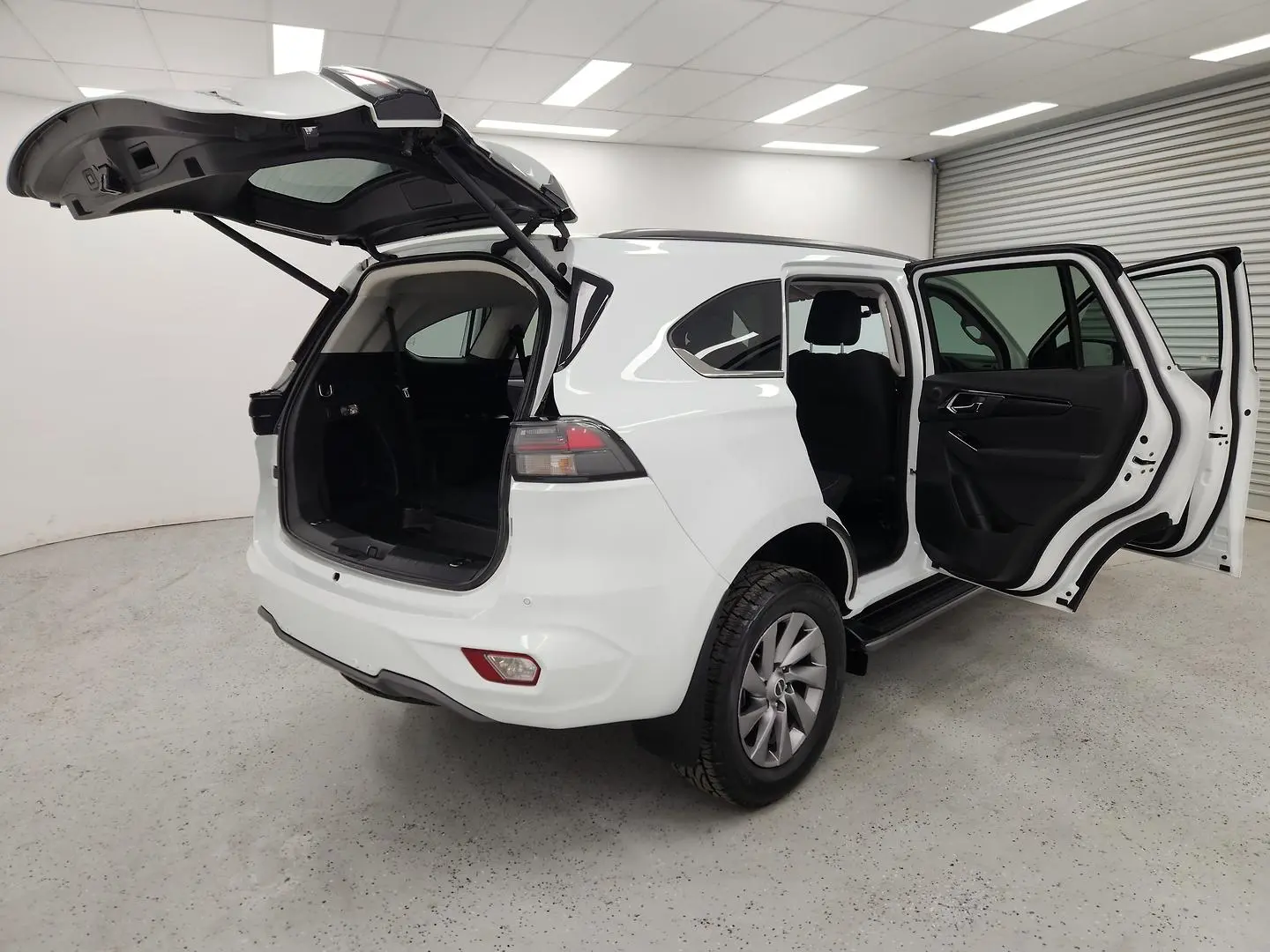 2023 Isuzu MU-X Gallery Image 10