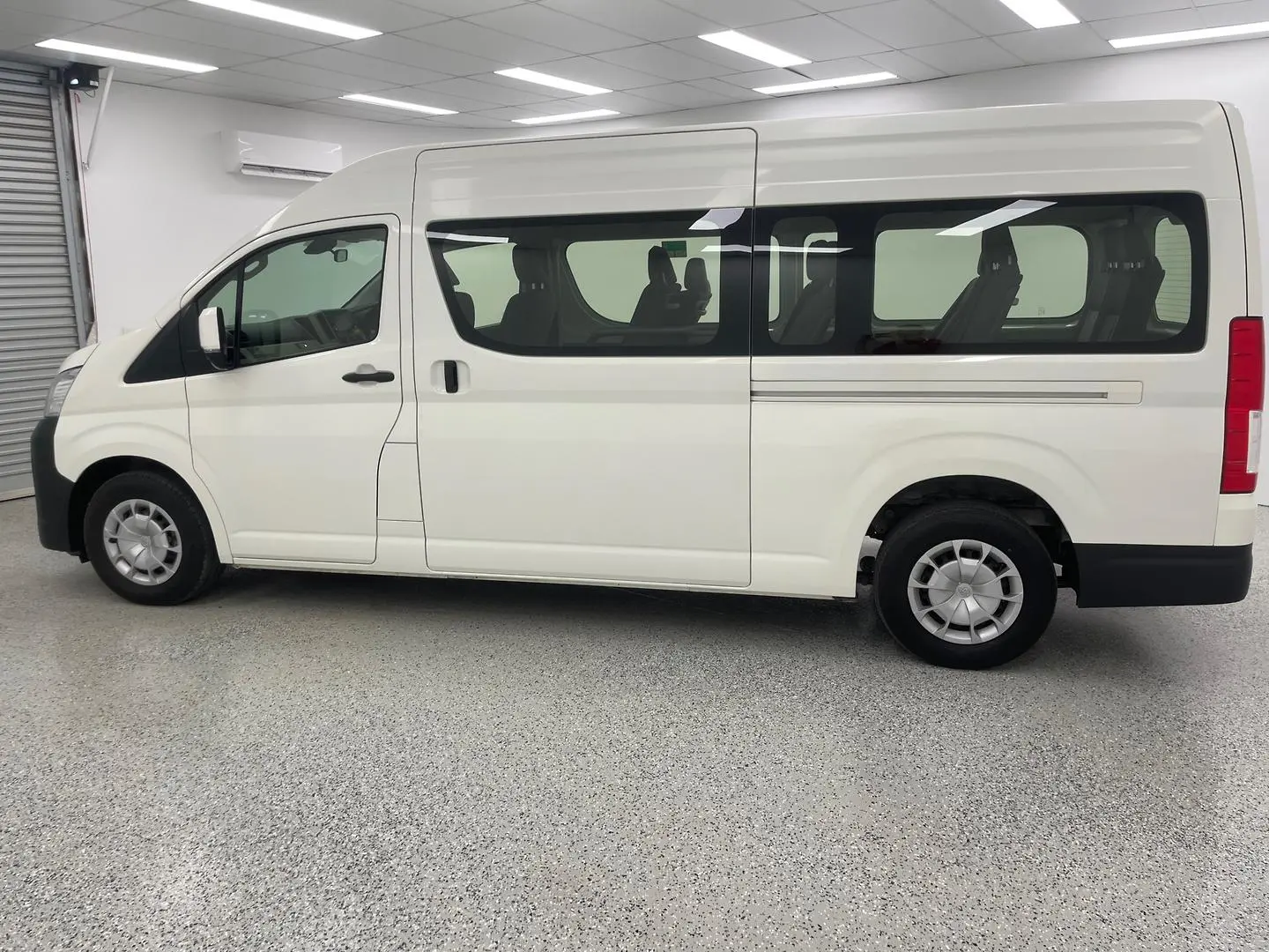 2019 Toyota Hiace Gallery Image 5
