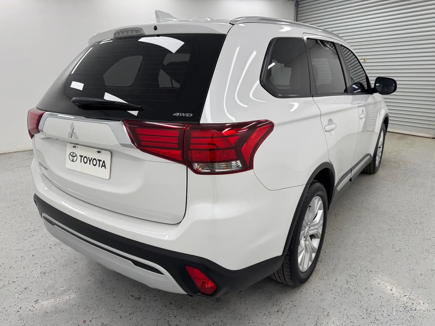 2020 Mitsubishi Outlander Gallery Image 3