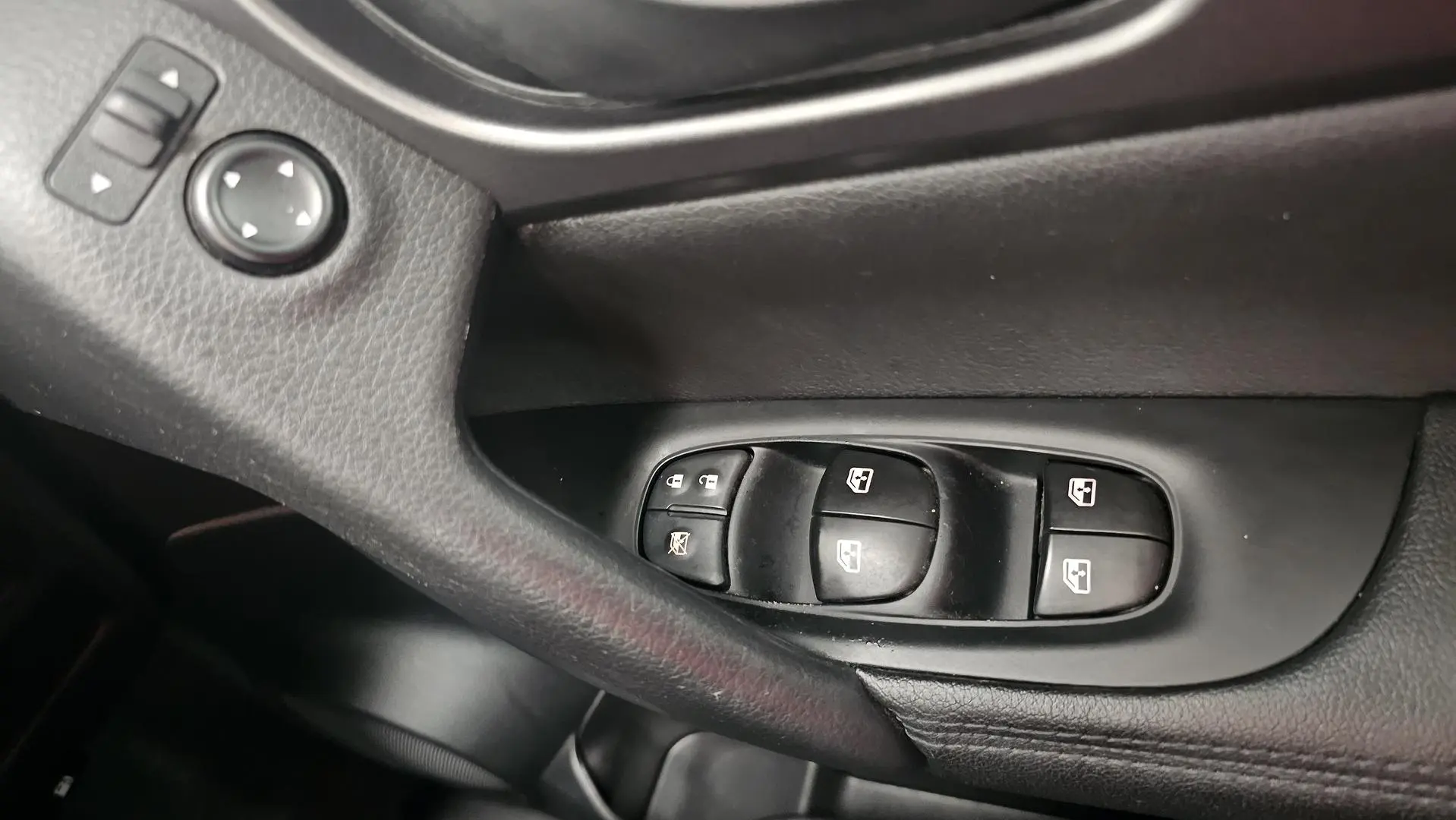 2018 Nissan QASHQAI Gallery Image 36