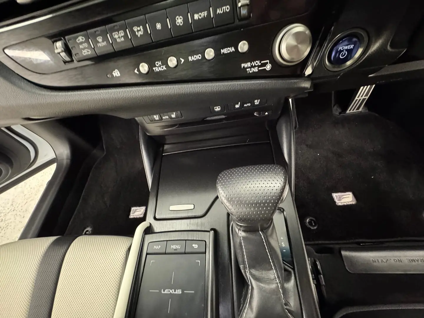 2022 Lexus ES Gallery Image 21