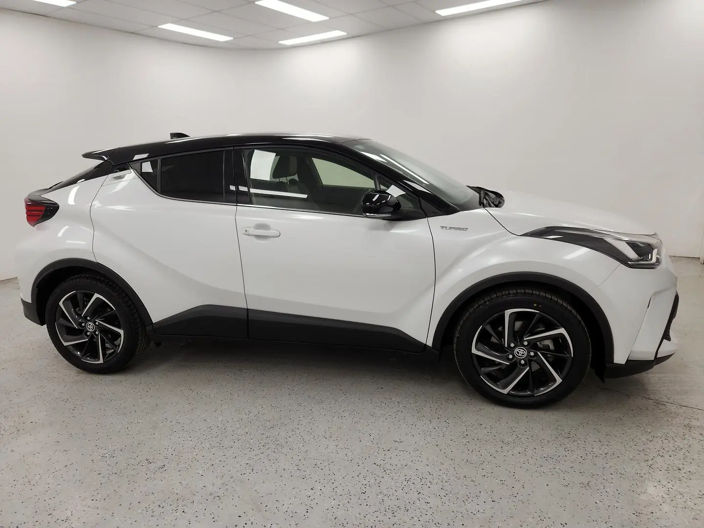 2022 Toyota C-HR Gallery Image 2