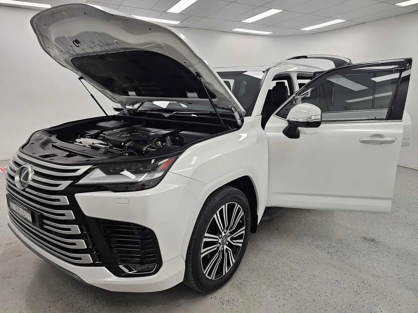 2023 Lexus LX Gallery Image 8