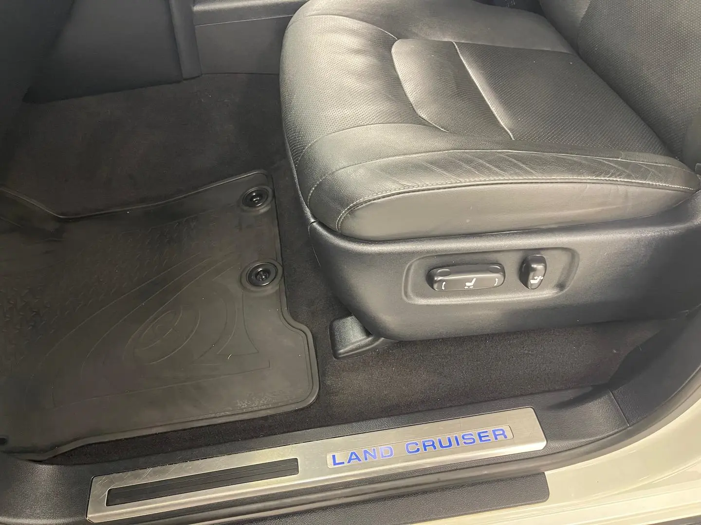 2019 Toyota Landcruiser Gallery Image 17