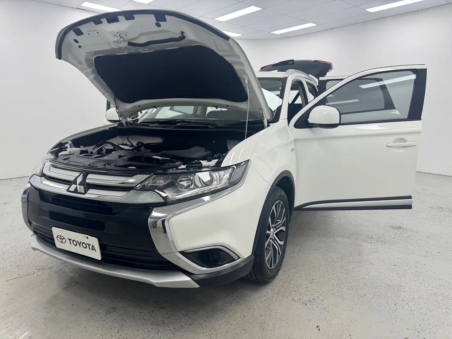 2018 Mitsubishi Outlander Gallery Image 13