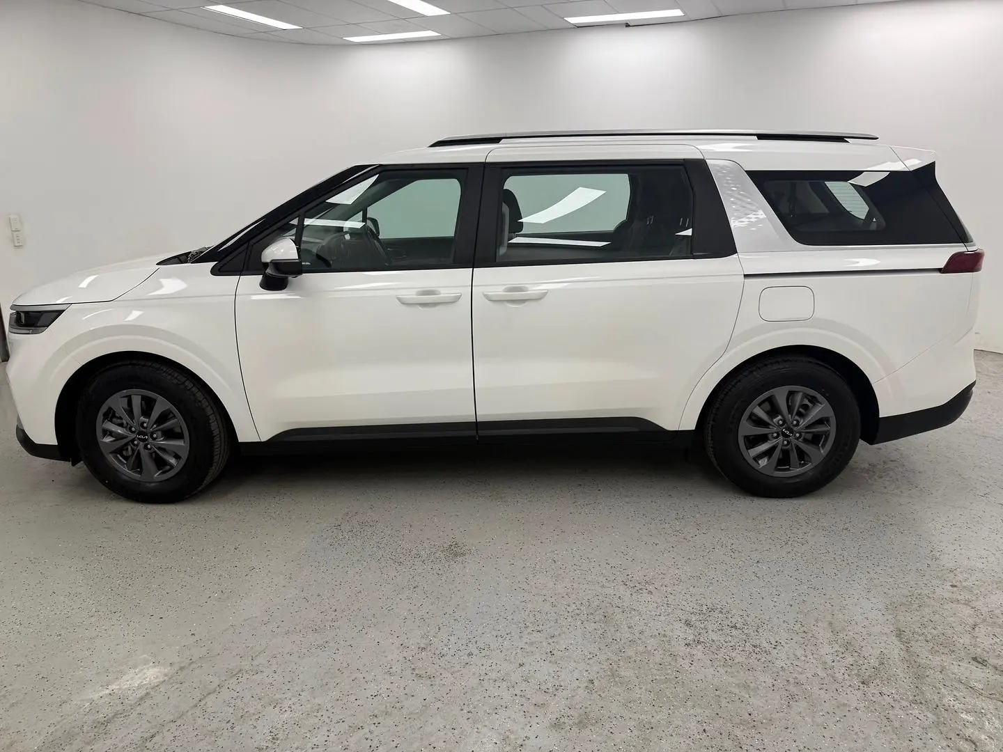 2023 Kia Carnival Gallery Image 6