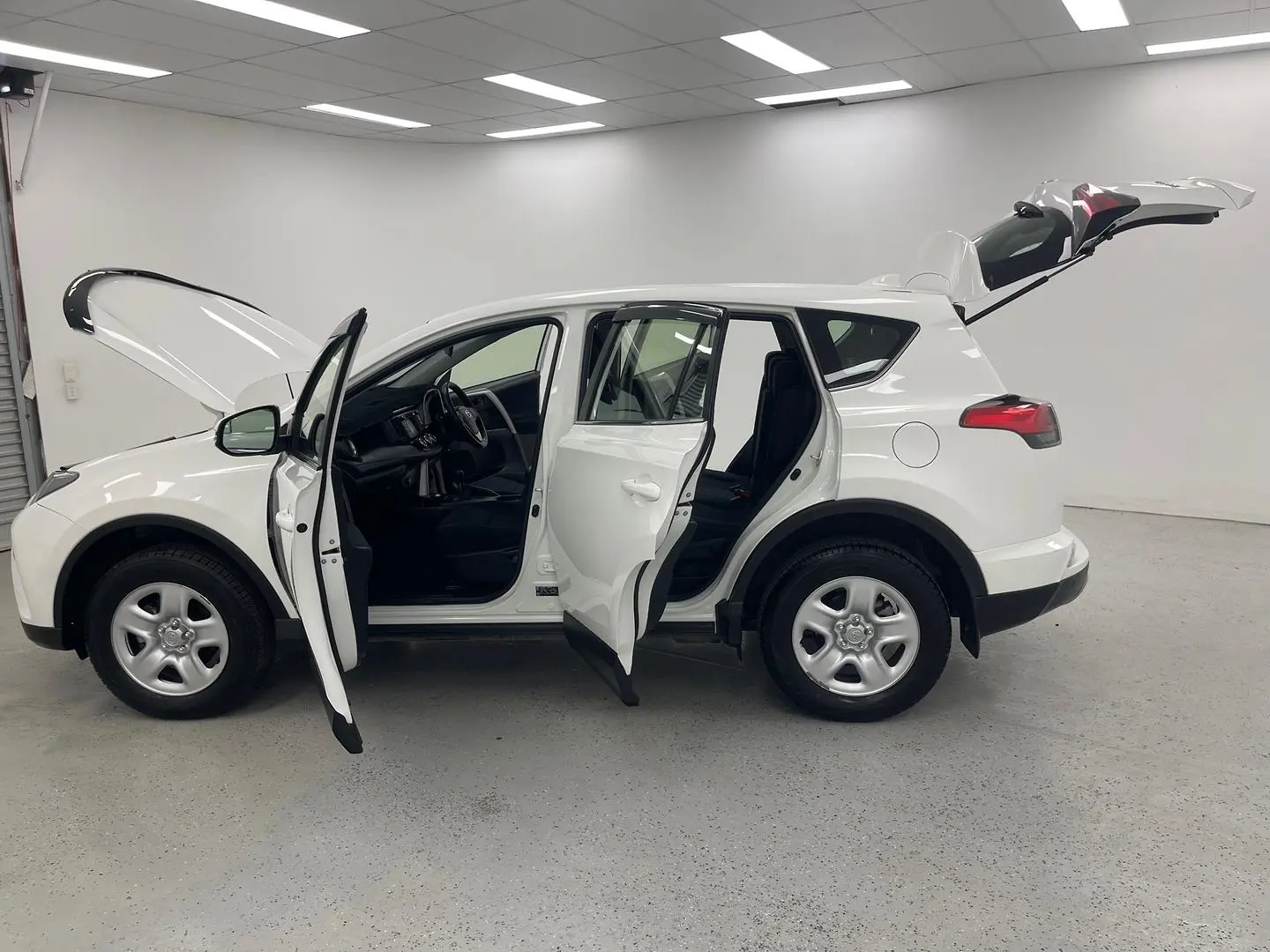 2018 Toyota RAV4 Gallery Image 12