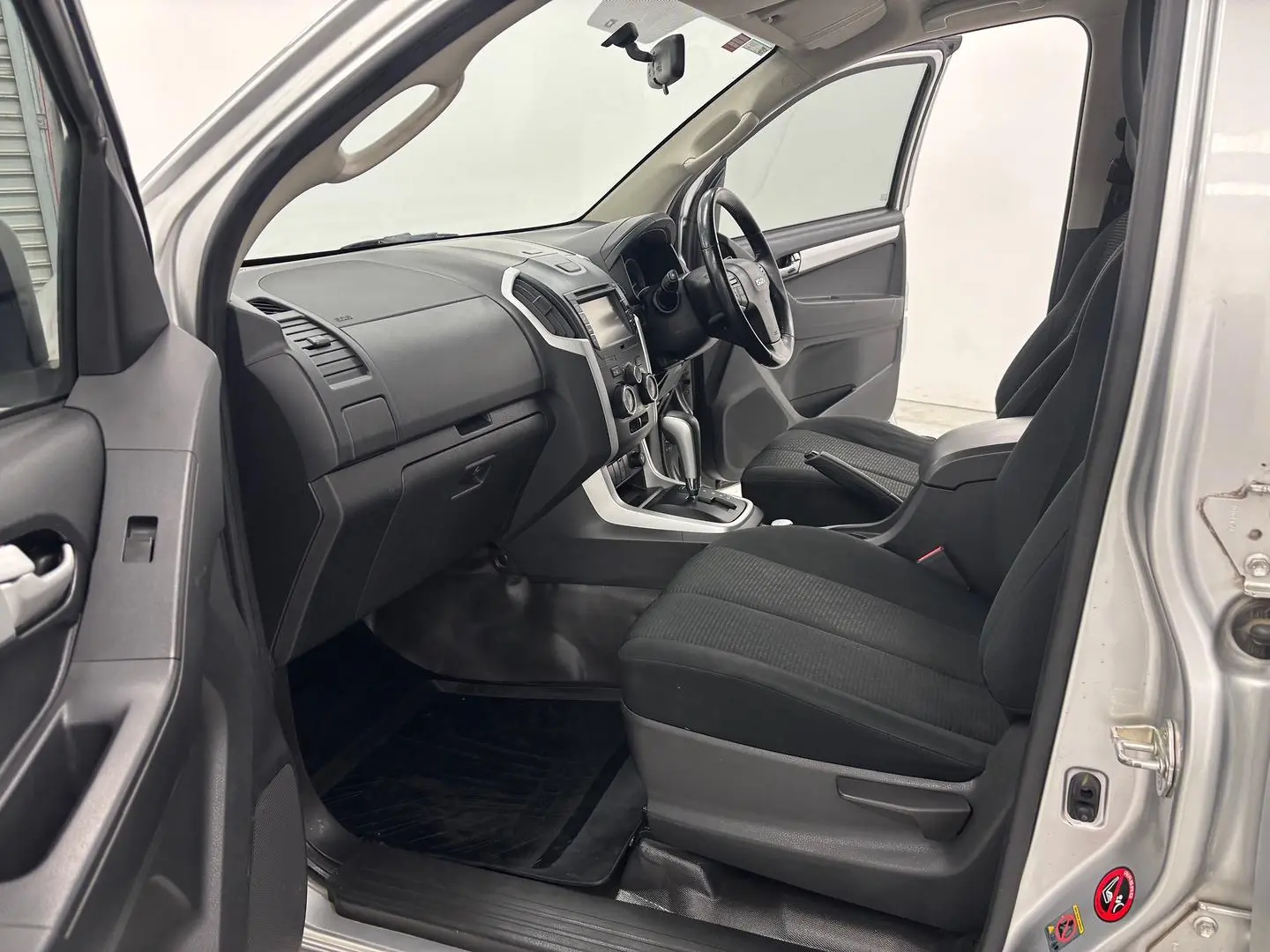 2017 Isuzu D-MAX Gallery Image 18