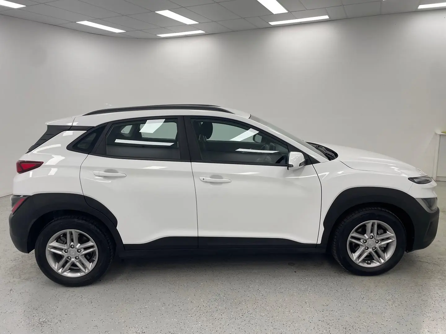 2023 Hyundai Kona Gallery Image 2