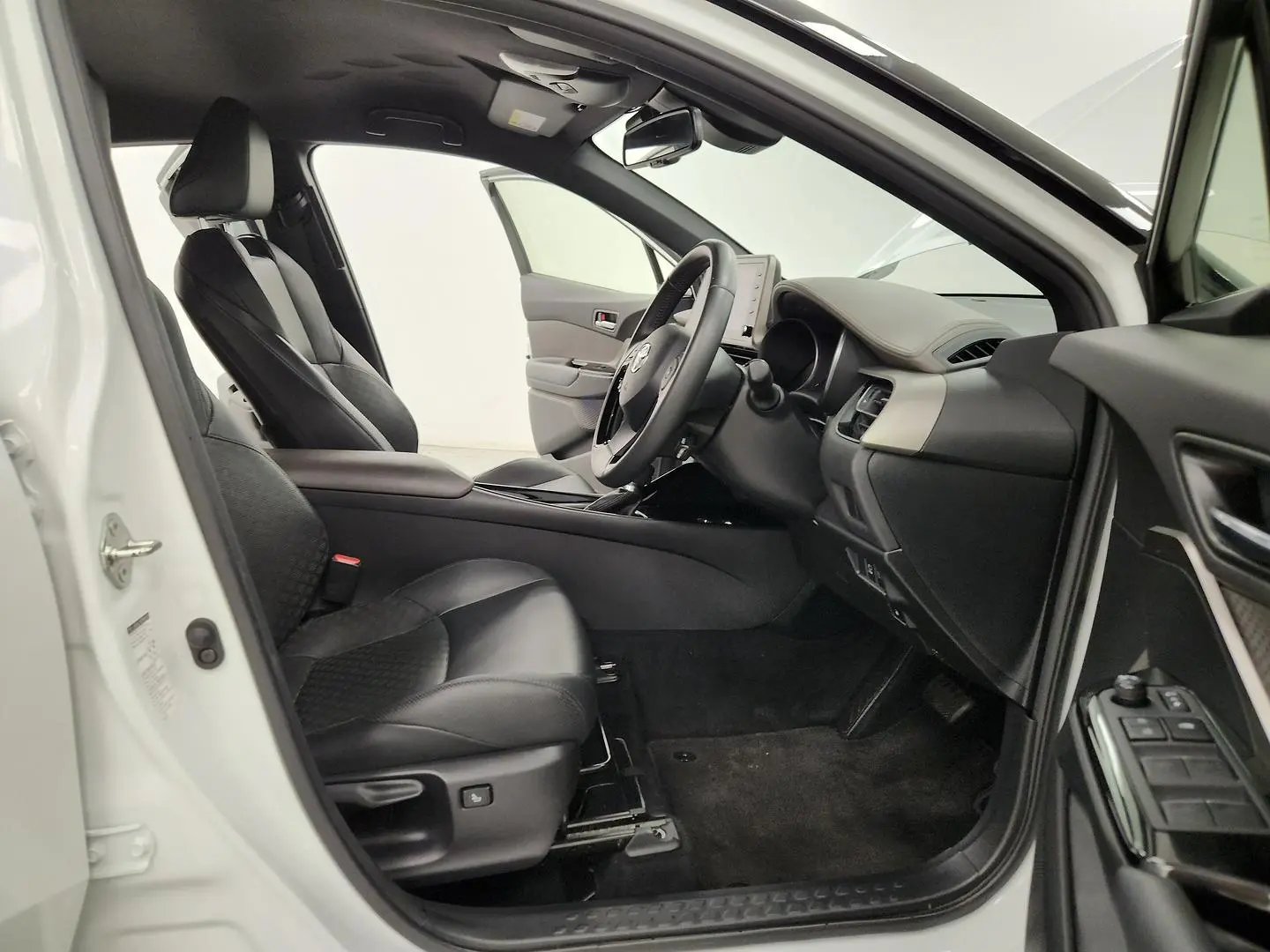 2022 Toyota C-HR Gallery Image 21