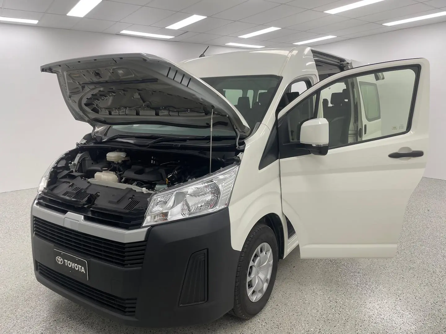 2019 Toyota Hiace Gallery Image 7