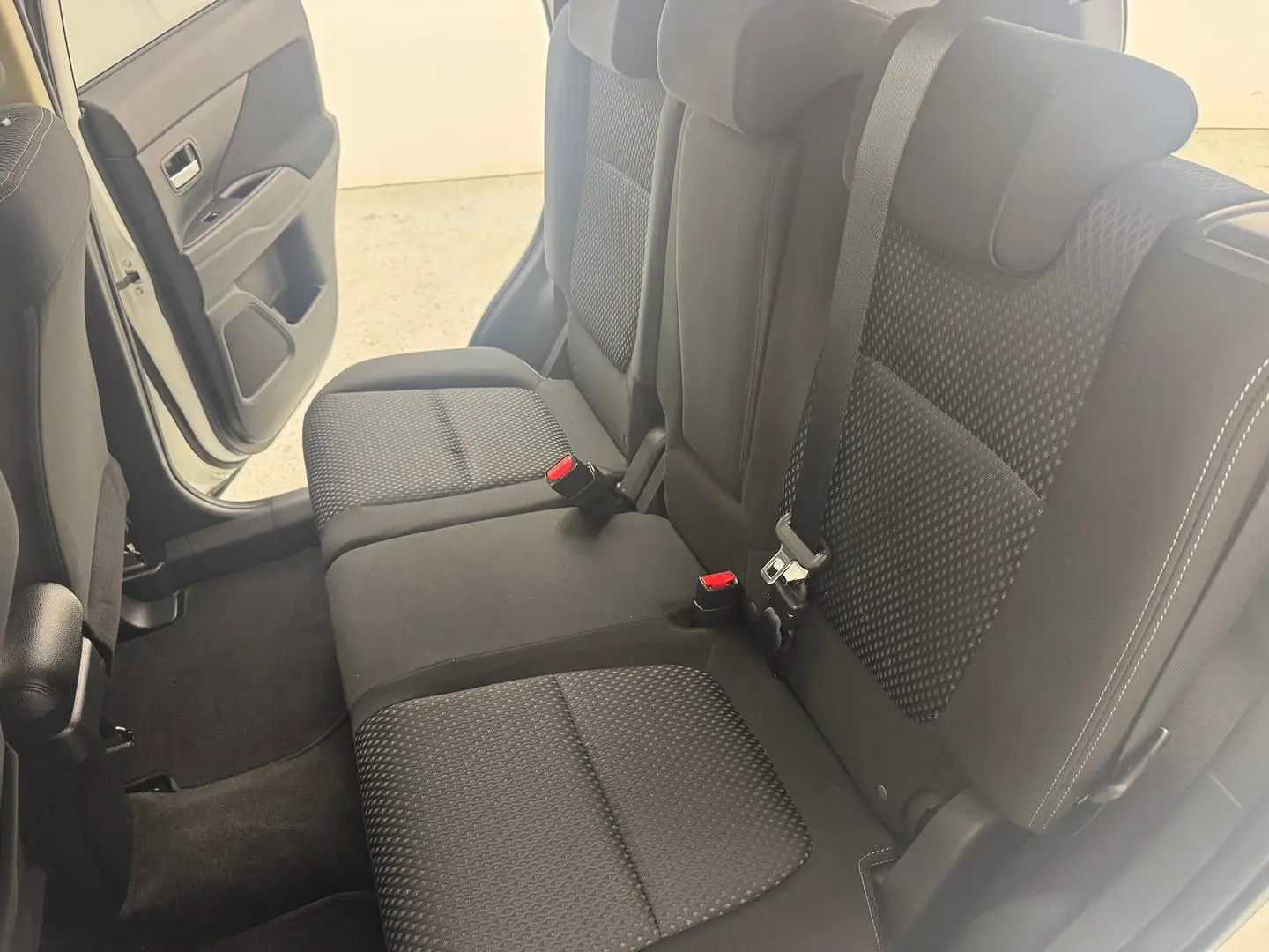 2018 Mitsubishi Outlander Gallery Image 28