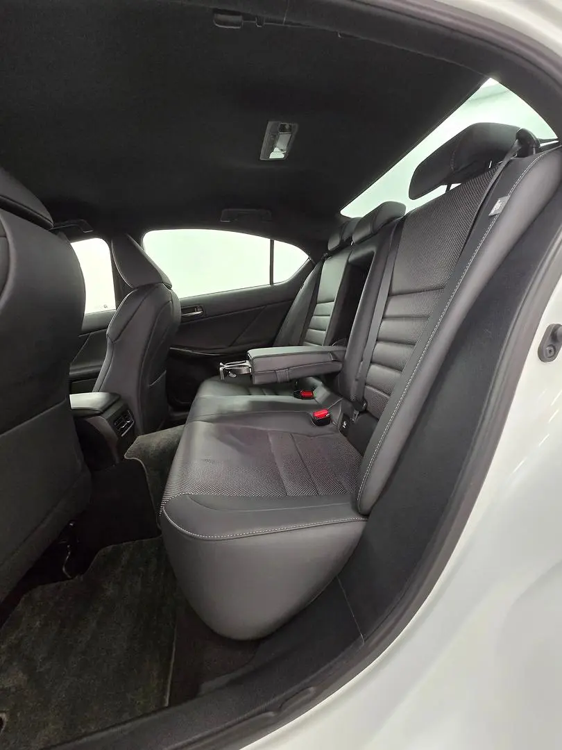 2021 Lexus IS Gallery Image 31
