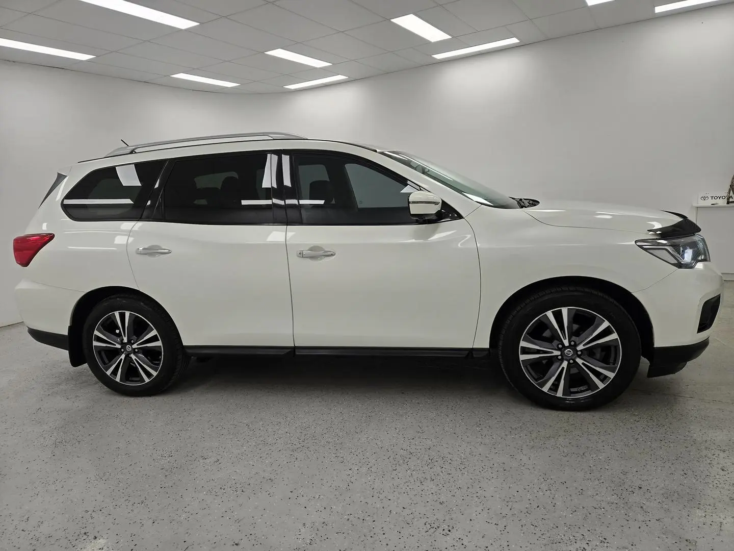 2017 Nissan Pathfinder Gallery Image 2