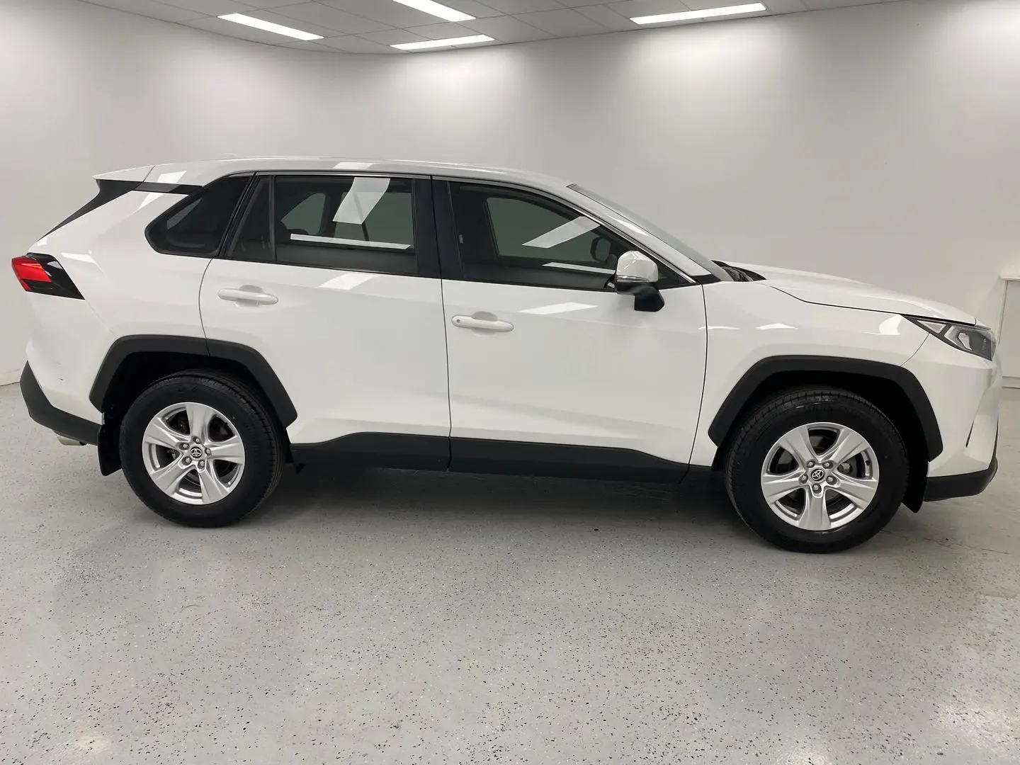 2019 Toyota RAV4 Image 2