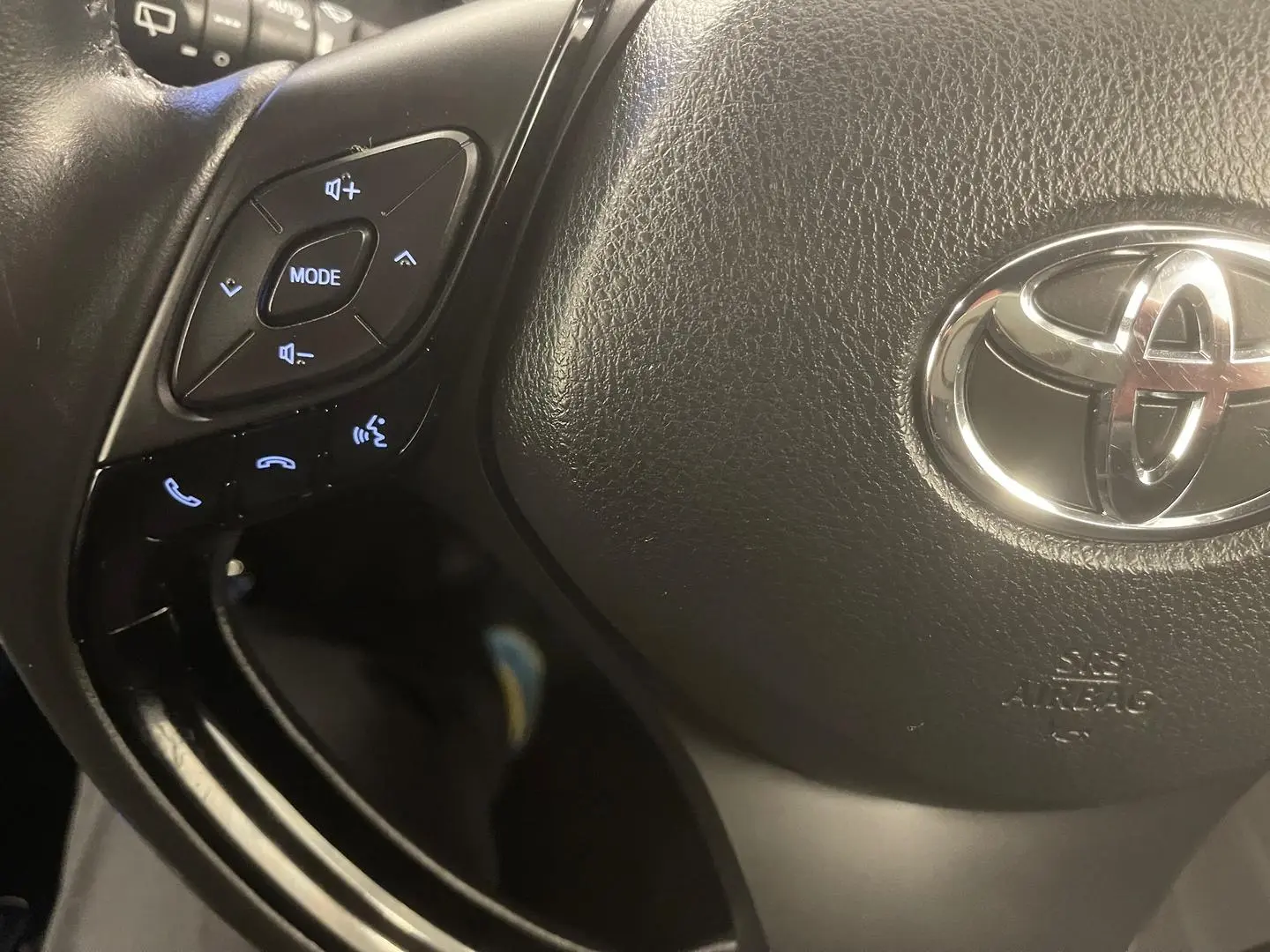 2020 Toyota C-HR Gallery Image 32