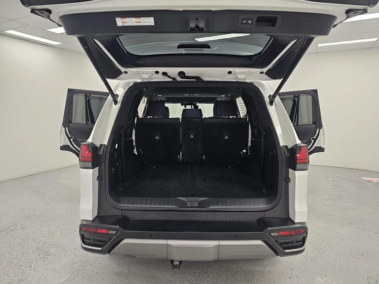 2023 Lexus LX Gallery Image 17