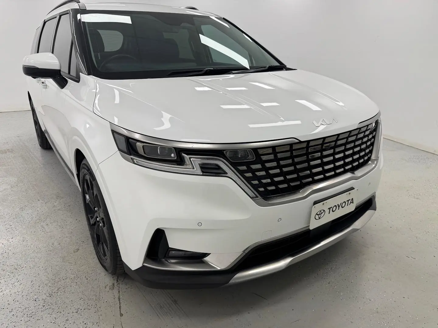 2023 Kia Carnival Gallery Image 1