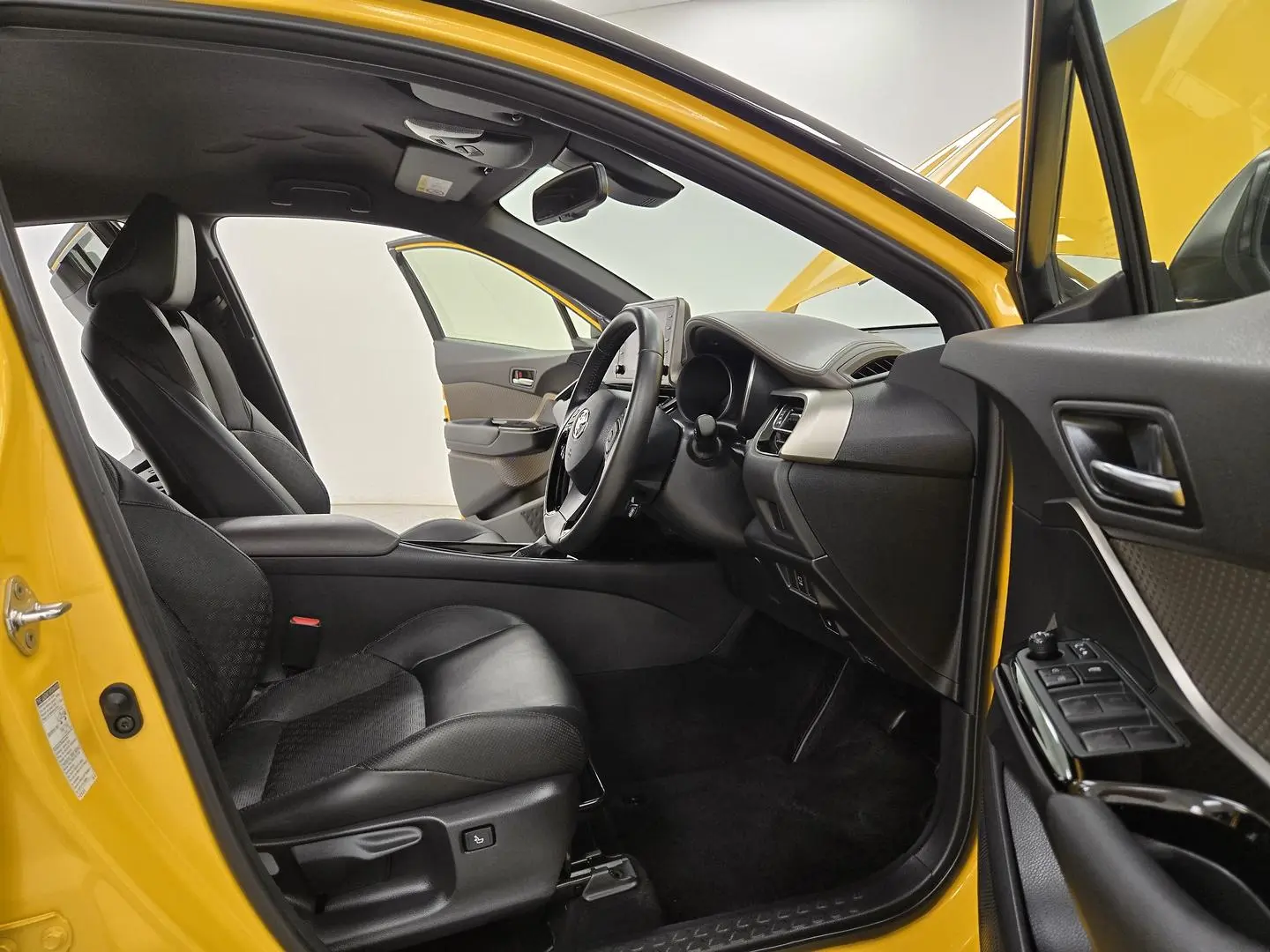 2022 Toyota C-HR Gallery Image 22