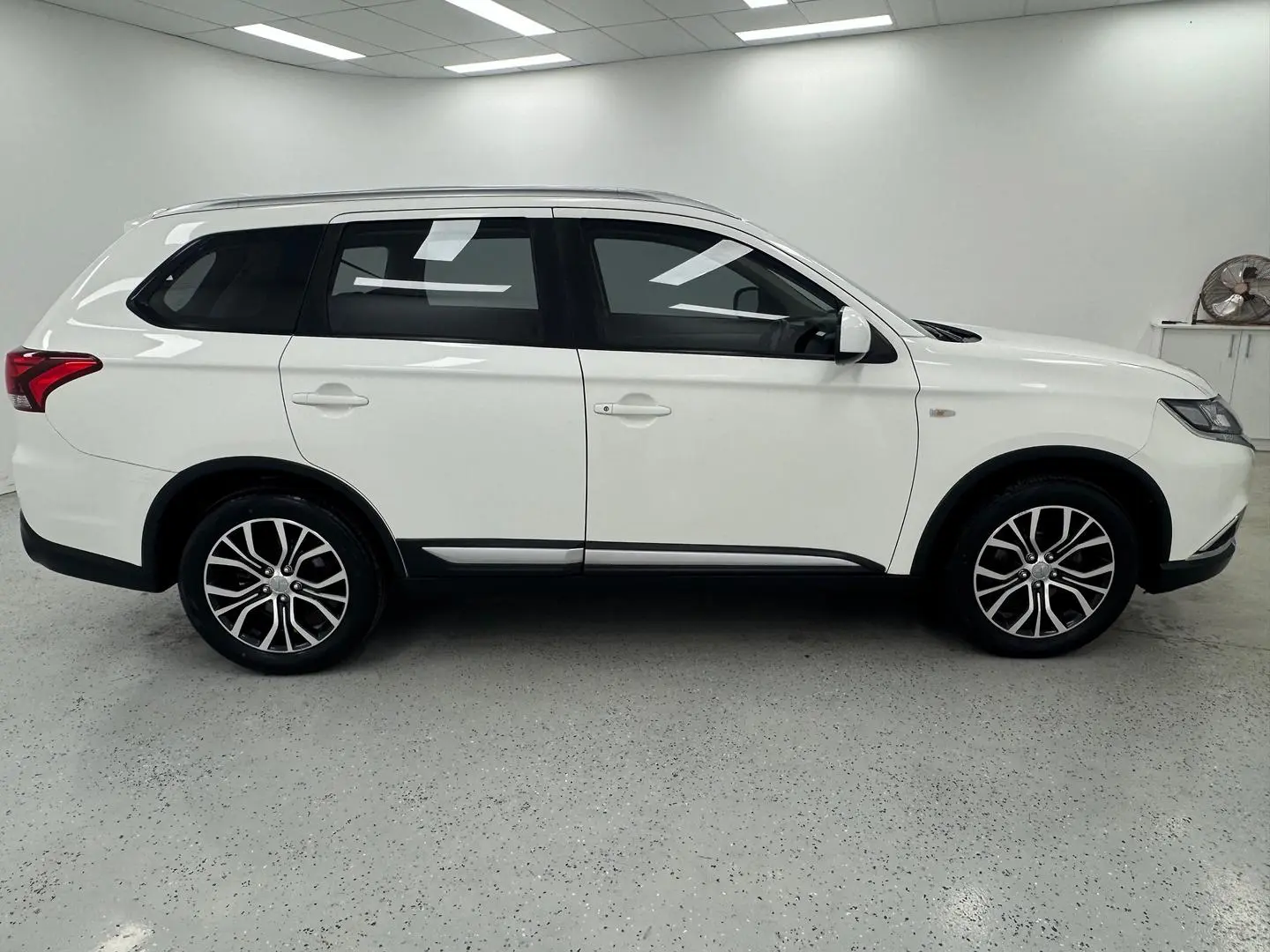2018 Mitsubishi Outlander Gallery Image 2